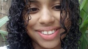 Menina de 12 anos é morta e abandonada em calçada