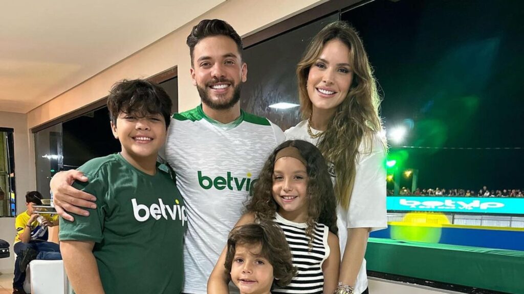 Safadão exagera na maquiagem da filhas