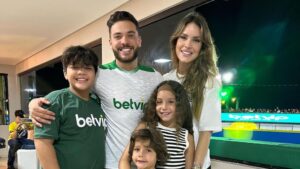 Safadão exagera na maquiagem da filhas