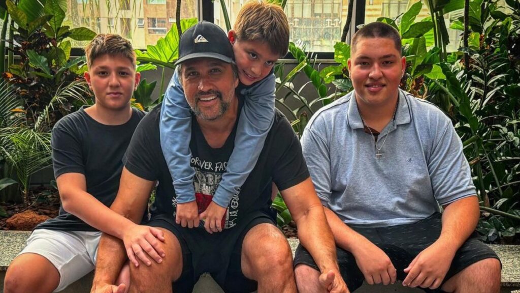 Léo anunciou que está esperando um ilho