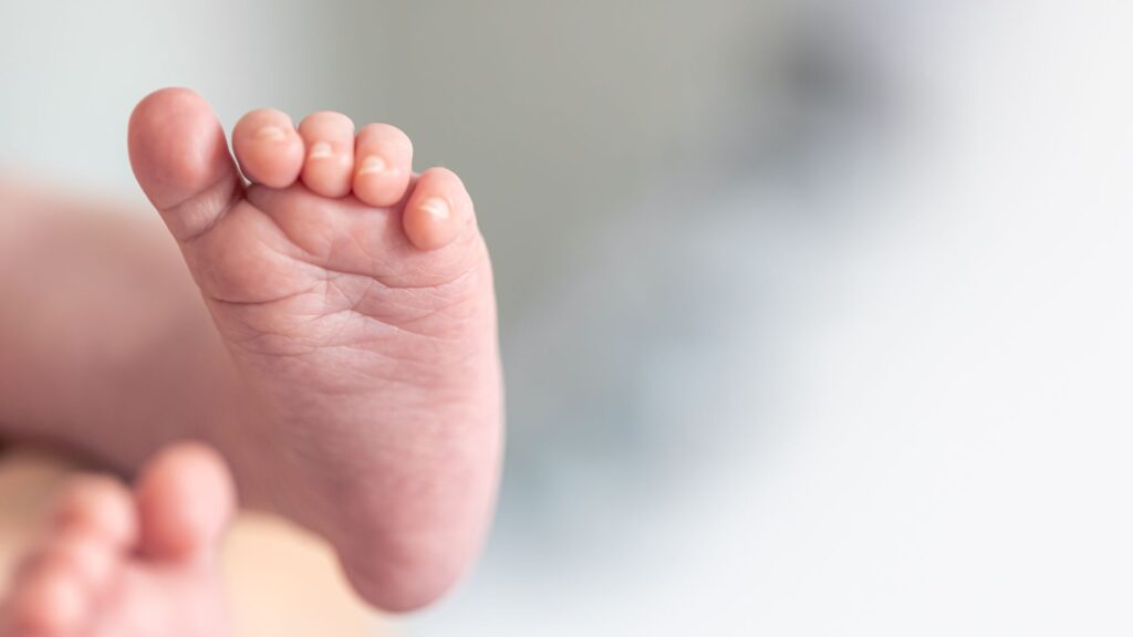 Criança foi jogada no lixo por irmão mais velho