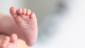 Criança foi jogada no lixo por irmão mais velho