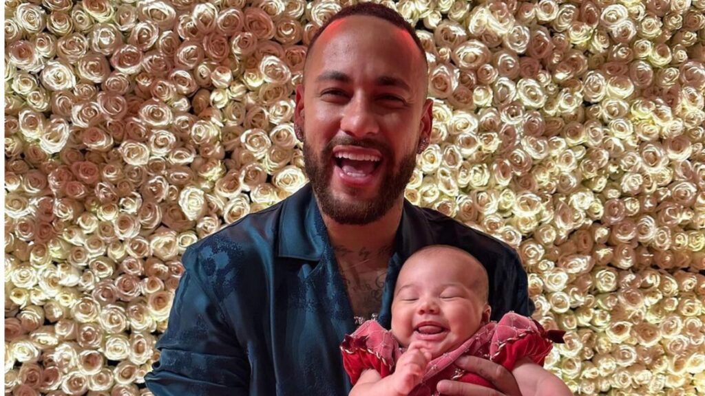 Neymar mostra Mavie vestida com body de grife para dormir e valor surpreende