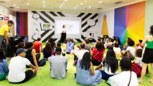 Escola voltada para pais de criadores de conteúdo tem primeira unidade