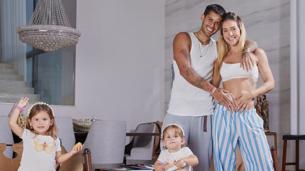 Virginia sofre críticas após anúncio de gravidez