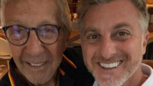 Luciano Huck presta homenagem a abílio diniz