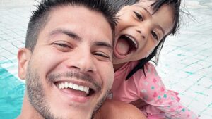 Sophia Cardi conheceu o irmão mais novo e o pai registrou o momento