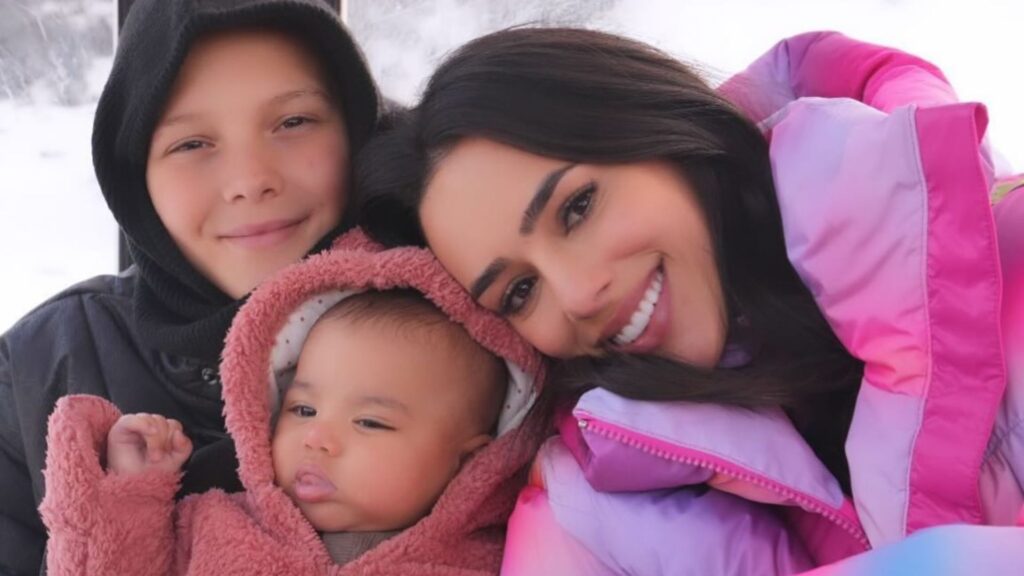 Davi Lucca com Mavie no colo