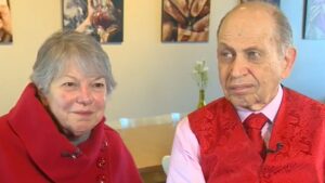 Casal que se conheceu em aplicativo em 1965 está junto até hoje