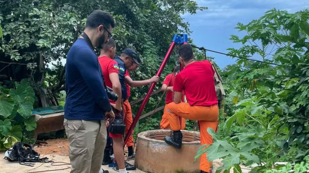 Madrasta joga afilhado em um poço