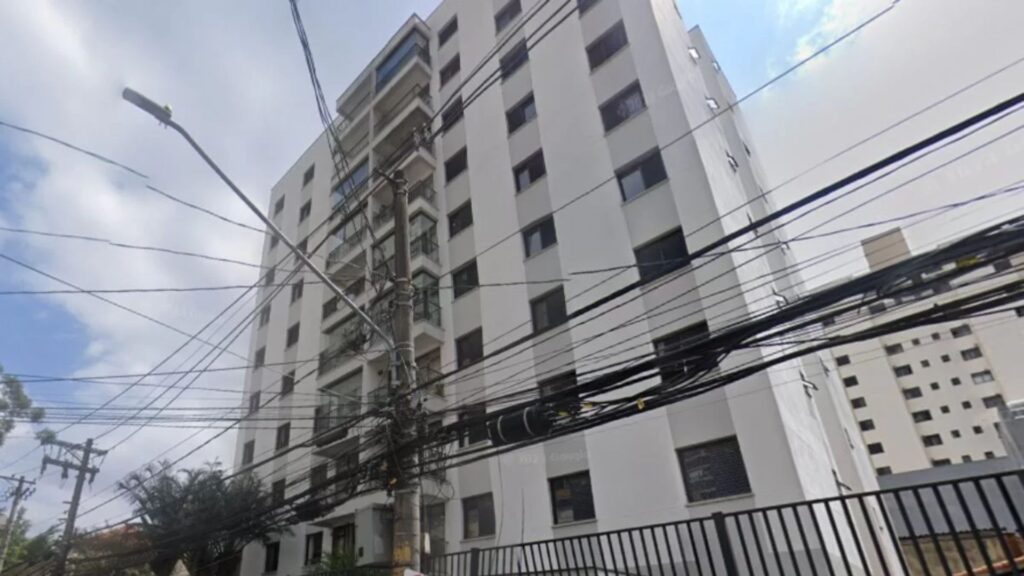 Menino de 7 anos morre após cair de prédio