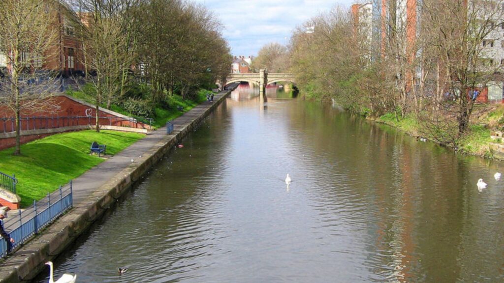 Criança desaparece durante passeio em rio