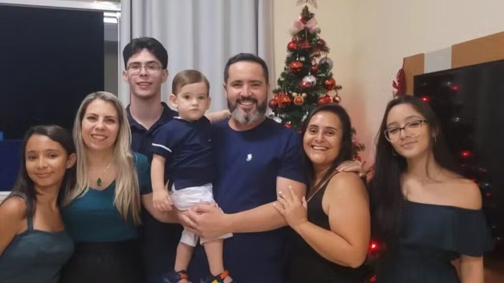 Família de trisal comenta rotina