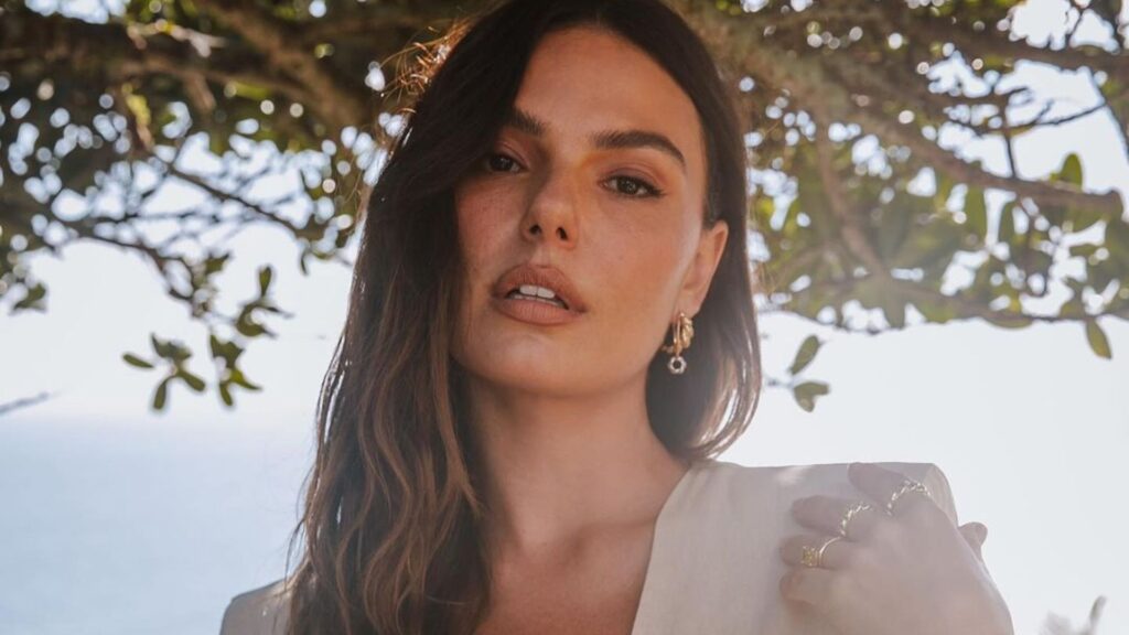 Isis Valverde descolore a sobrancelha e surpreende seguidores