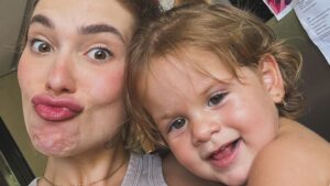 Virginia compartilha filha mais nova depois de acidente em viagem