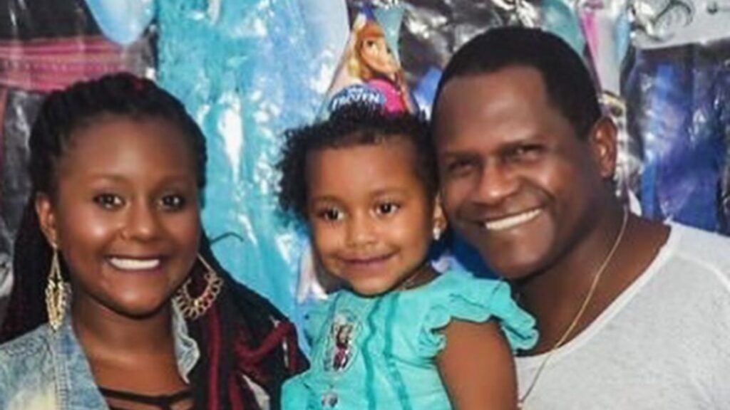 Tatau presta homenagem a filha após falecimento