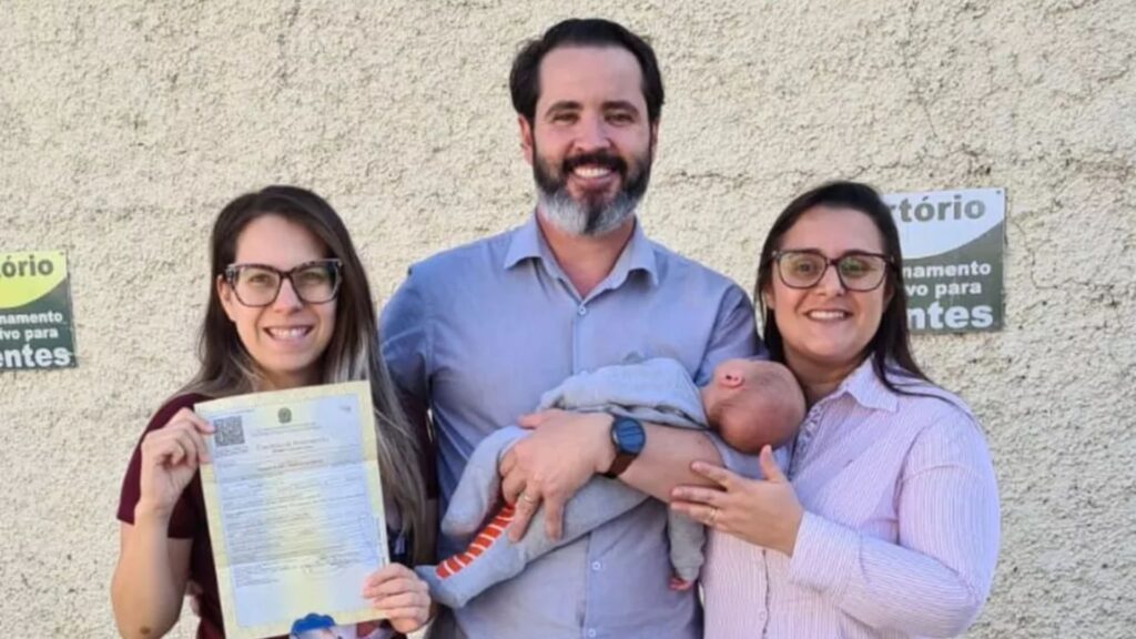 Filho de trisal agora tem o nome de duas mães no registro de nascimento