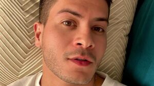 Arthur Aguiar vai em festa de aniversário de 1 ano da Lua