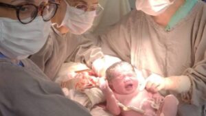 Bebê vem ao mundo pesando mais de 4 quilos