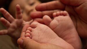 Mulher descobre que filho não é dela após 15 anos em teste de DNA