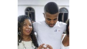 Mãe de Davi segurando foto do filho