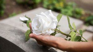 Jovem é expulso de funeral da meia-irmã depois de comentário