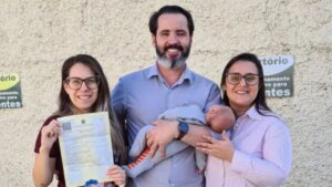 Trisal registra filho no nome dos três pais