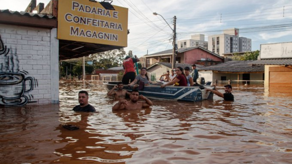 Equipe de resgate afetada pelas enchentes em Novo Hamburgo, no Rio Grande do Sul