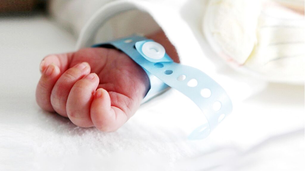 Mãe alega confusão após filho ser internado por ingerir vinho