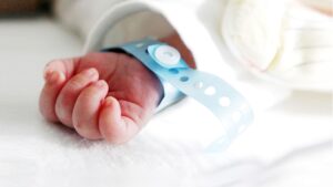 Mãe alega confusão após filho ser internado por ingerir vinho