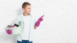 Criança segurando produtos de limpeza