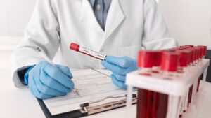 Pai e filho fazem teste de DNA e família se choca com o resultado