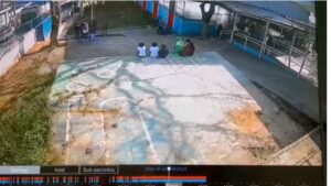 Momento em que coletor de lixo senta no colo de estudantes