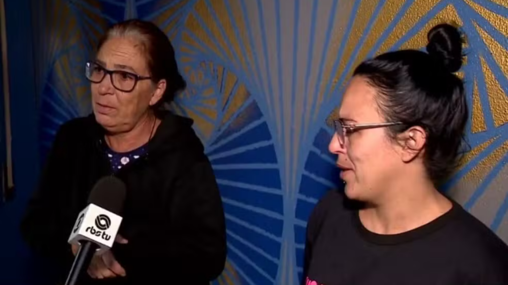 Mãe e filha pedindo socorro com batom