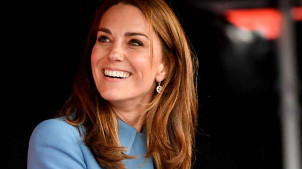 Kate Middleton é vista pela primeira vez após cirurgia