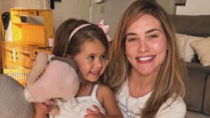 Maria Alice diverte Virginia ao ver irmão mexendo na barriga