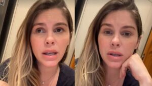 Bárbara Evans chora com o filho no hospital