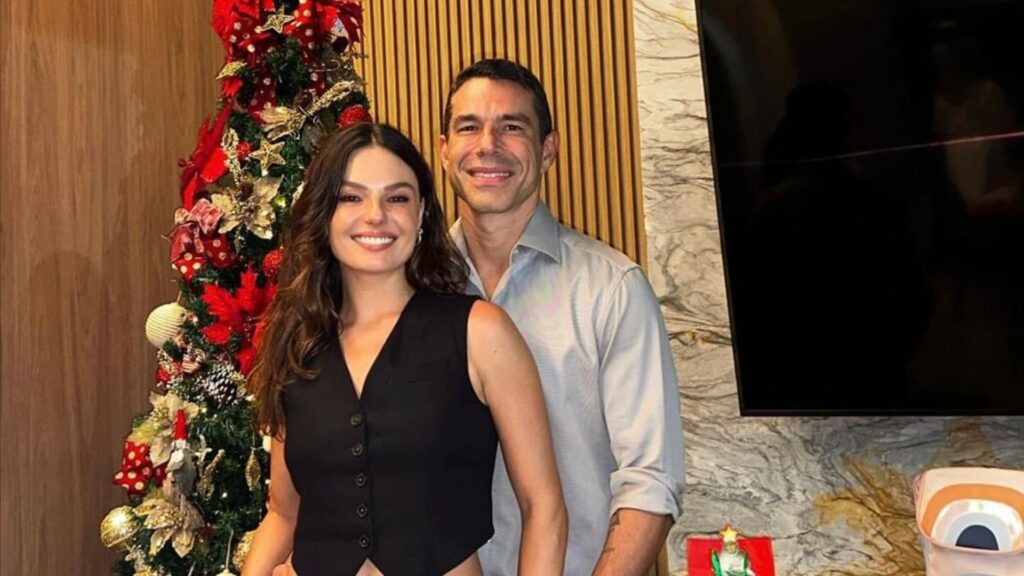 O empresário excluiu as fotos com Isis de seu Instagram