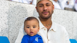 Neymar da mini Lamborghini de presente para filha