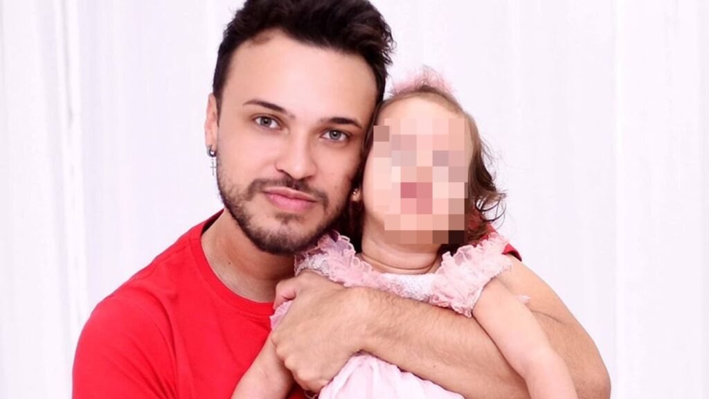 O pai da criança é acusado de maus-tratos e desvio de doações