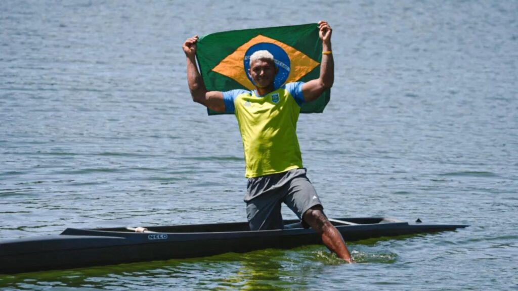 Isaquias Queiroz é atleta de canoagem de velocidade