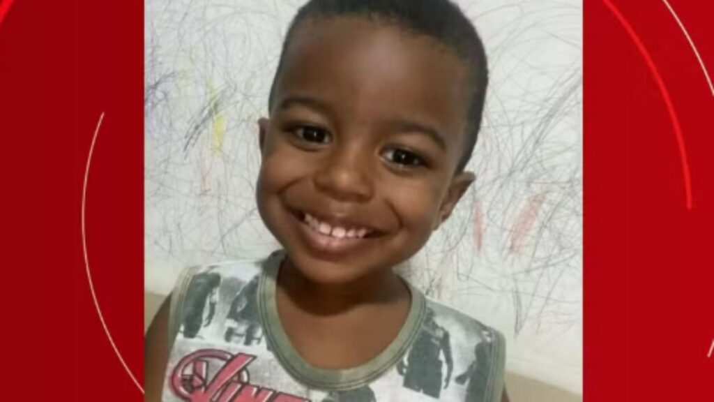 O menino de apenas dois anos aprendeu três idiomas