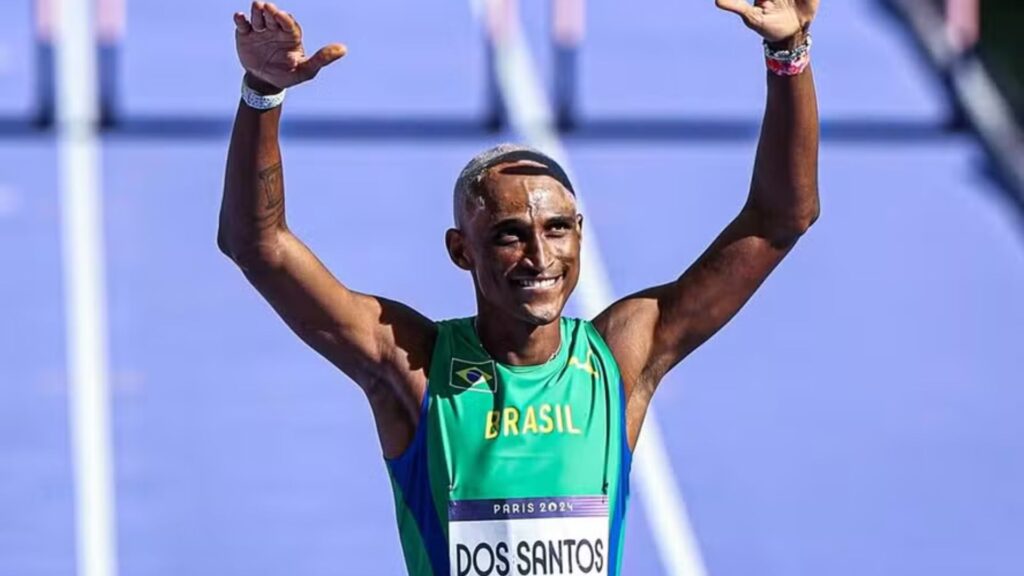 Alison dos Santos está classificado para semifinal dos 400m com barreiras