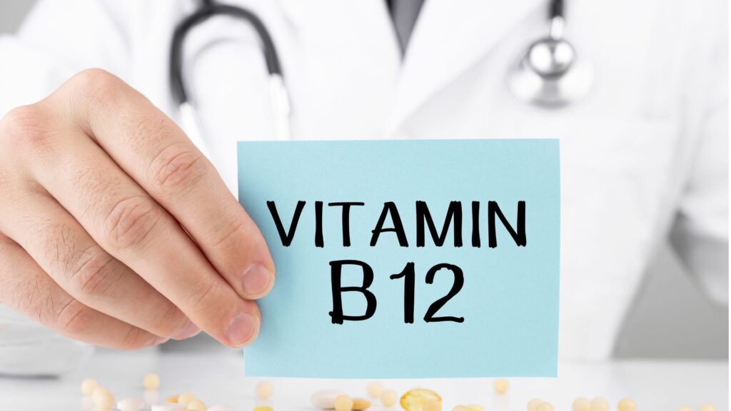 A falta da vitamina b12 causa formigamento nos pés e nas mãos