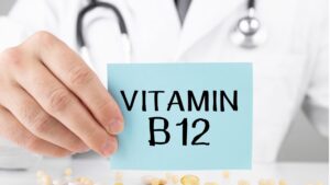 A falta da vitamina b12 causa formigamento nos pés e nas mãos