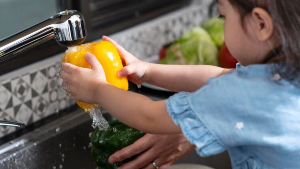 Apenas lavar as frutas e legumes não é suficiente para remover os pesticidas