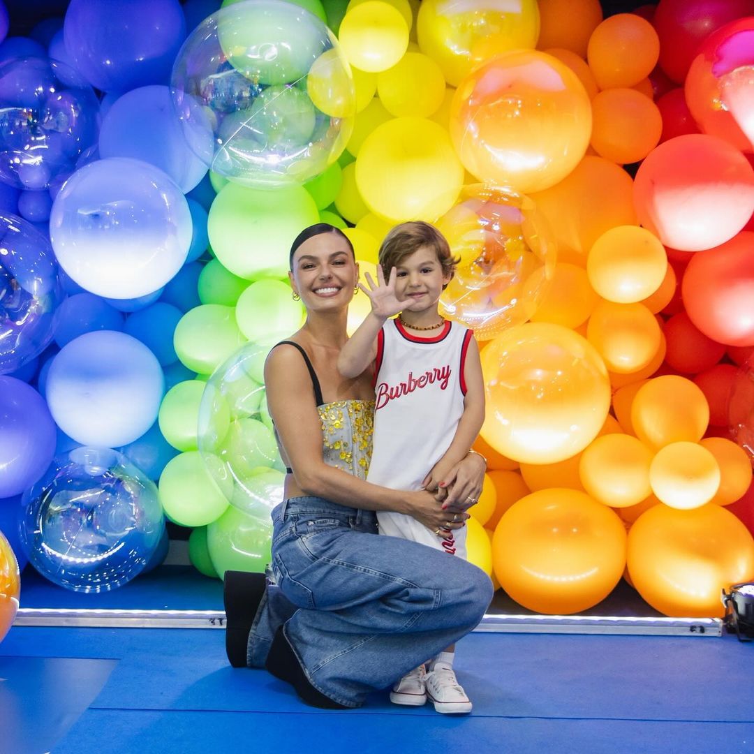 Mulher sorrindo para foto