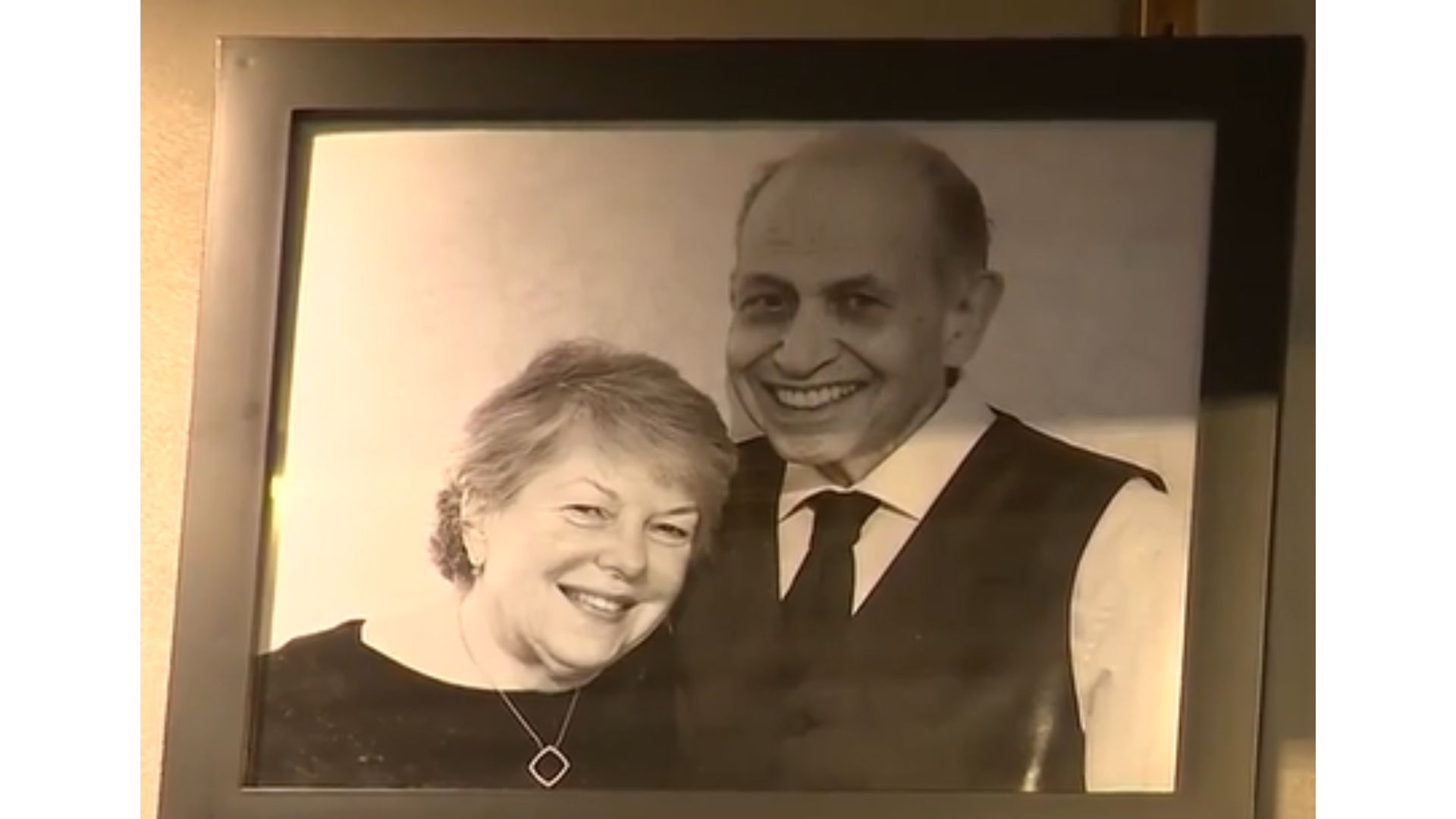 Casal de idosos porta-retrato