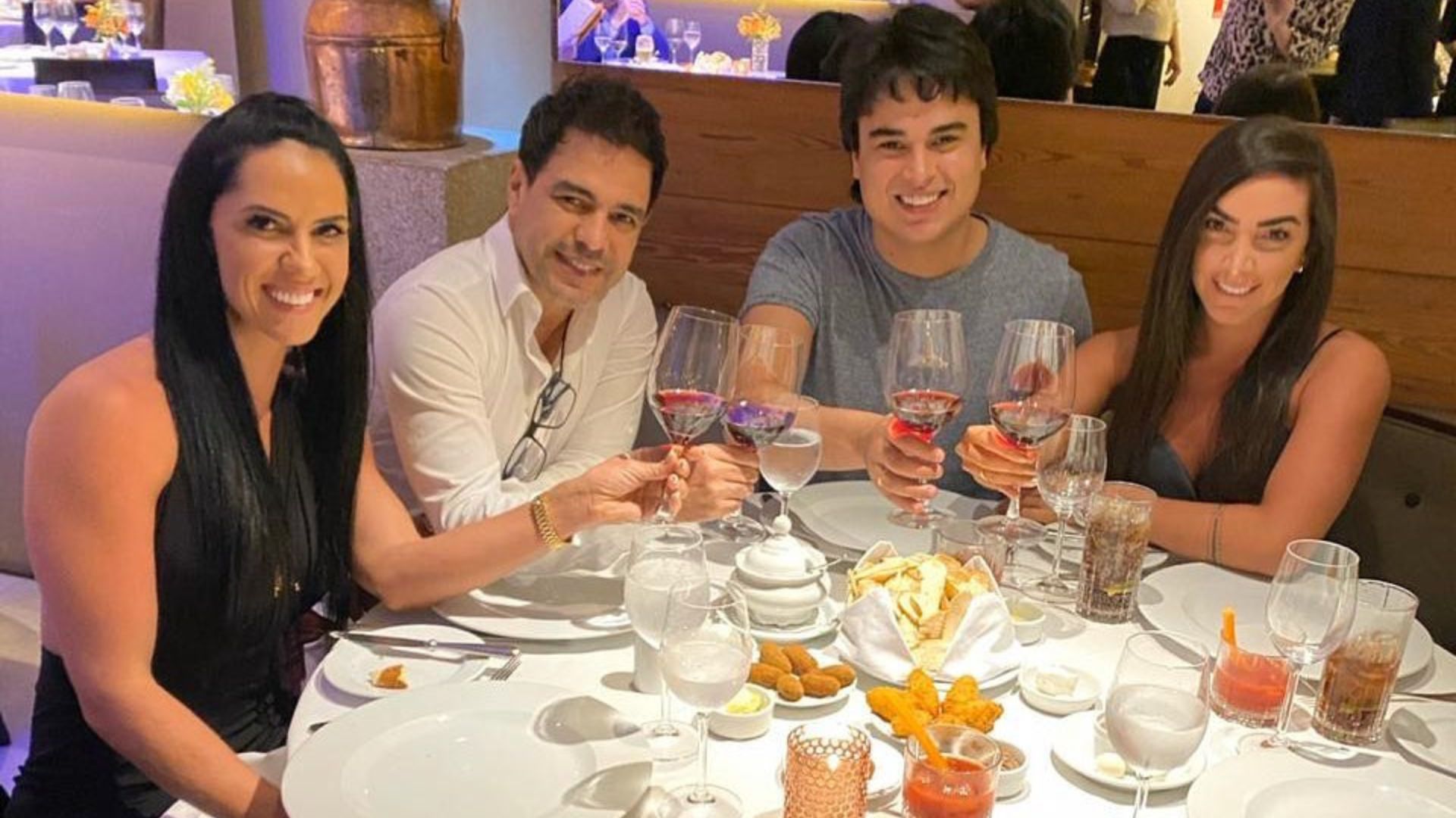 Fam&iacute;lia reunida para jantar