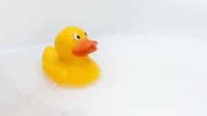 Como dar banho no bebê: passo a passo e dicas para perder o medo